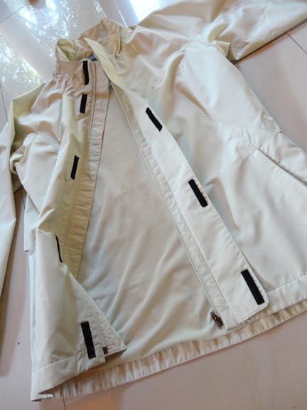 N แจกเกด NIKE ของแท้ ผู้หญิง CLIMA FIT สีครีม เบอร์M แถบปิด2ชั้น ทั้งซิปและแถบยึด