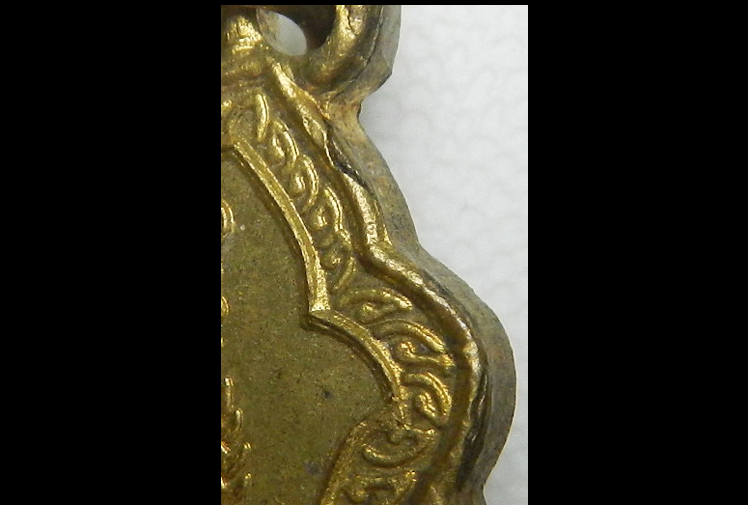 แดงที่ 100  เหรียญหลวงพ่อคูณ (มีรอยปริ เล็กน้อย ตามรูป)