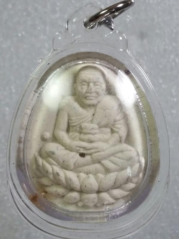 พระผงหลวงพ่อทวด หลวงพ่อจำเนียร เลี่ยมพลาสติกพร้อมใช้     เคาะเดียวครับ