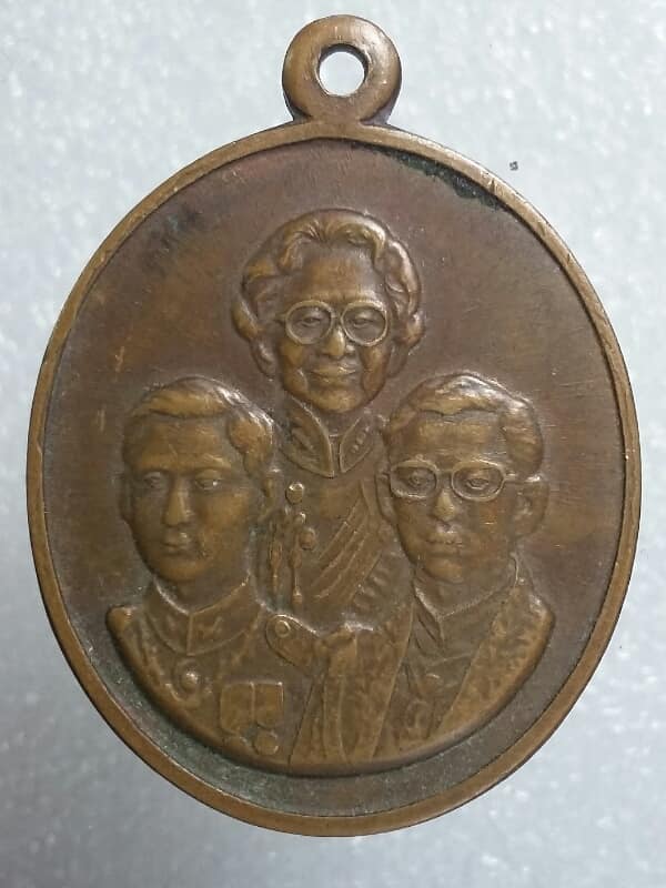 เหรียญสมเด็จย่า ร๘ ร๙ เนื้อทองแดง เฉลิมพระเกียรติ ปี๒๕๔๒ เนื้อทองแดง เคาะเดียวครับ