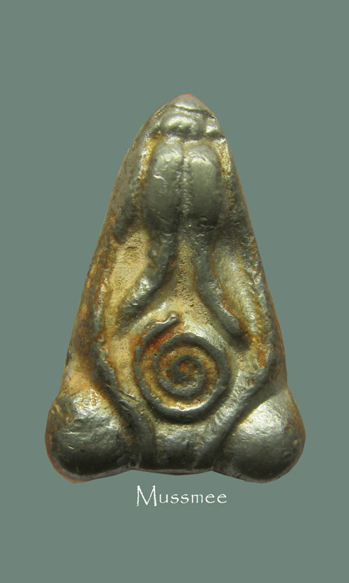 พระปิดตาเนื้อตะกั่วผสมปรอทเกจิอาจาร์ ไม่ทราบสำนัก (ล้อพิมพ์หลวงพ่ออี๋ วัดสัตหีบ) 