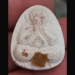 พระปิดตา รุ่น กูให้ลาภ หลวงพ่อคูณ วัดบ้านไร่ ปี 2537 (ฝังตะกรุดเงิน ๒ ดอก จีวร พลอย)