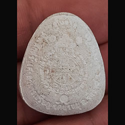 พระปิดตา รุ่น กูให้ลาภ หลวงพ่อคูณ วัดบ้านไร่ ปี 2537 (ฝังตะกรุดเงิน ๒ ดอก จีวร พลอย)