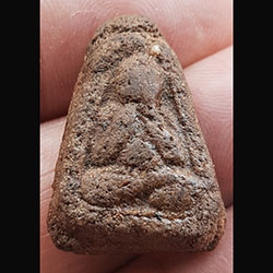 พระปิดตา หลังยันต์ เนื้อผงชานหมาก ไม่ทราบที่