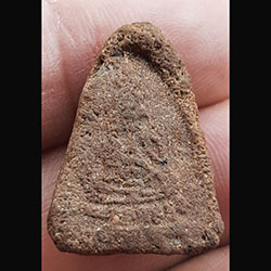 พระปิดตา หลังยันต์ เนื้อผงชานหมาก ไม่ทราบที่