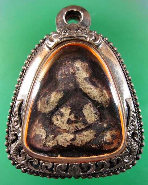 พระปิดตาเนื้อผงจุ่มรักไม่ทราบที่พร้อมตลับเงิน