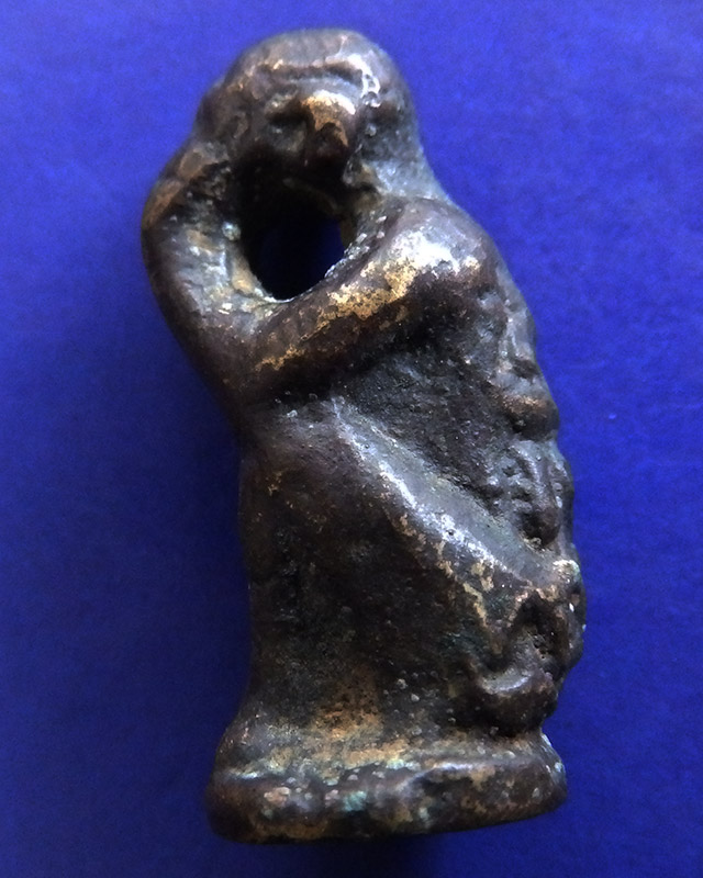 ปิดตานั่งยอง ก้นอุดกริ่ง หลังยันต์ เนื้อโลหะเก่า สูง 2.5 ซ.ม.