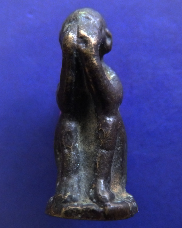 ปิดตานั่งยอง ก้นอุดกริ่ง หลังยันต์ เนื้อโลหะเก่า สูง 2.5 ซ.ม.