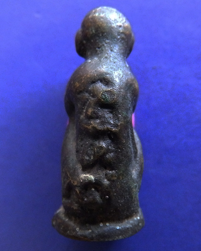 ปิดตานั่งยอง ก้นอุดกริ่ง หลังยันต์ เนื้อโลหะเก่า สูง 2.5 ซ.ม.