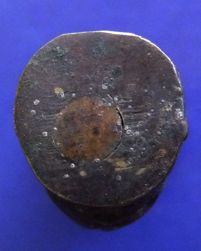 ปิดตานั่งยอง ก้นอุดกริ่ง หลังยันต์ เนื้อโลหะเก่า สูง 2.5 ซ.ม.