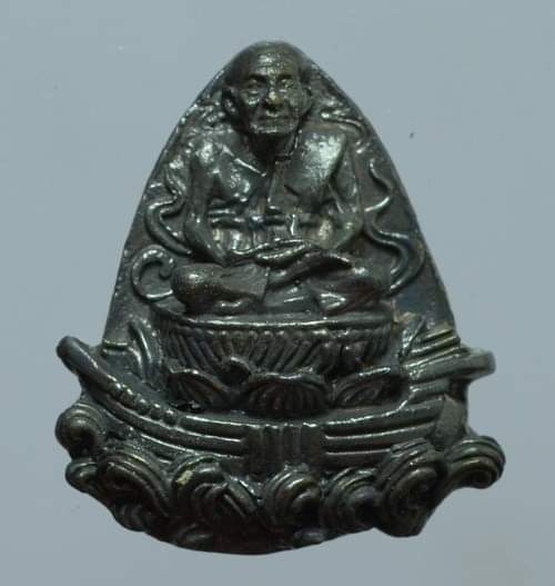 หลวงปู่ทวด รุ่นนั่งเรือสำเภาเงิน สำเภาทอง ปี 36 เนื้อรมดำ พิมพ์เล็ก 3 ซ.ม.