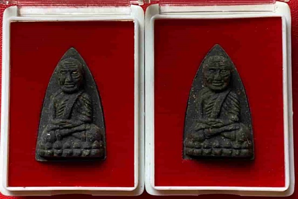 หลวงปู่ทวด เนื้อว่านหลังทองแดง รุ่นพระธาตุเจดีย์ จำนวน 2 องค์ ราคาเคาะเเรก  