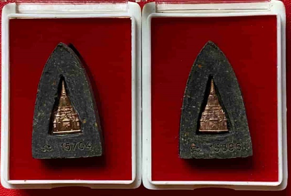 หลวงปู่ทวด เนื้อว่านหลังทองแดง รุ่นพระธาตุเจดีย์ จำนวน 2 องค์ ราคาเคาะเเรก  