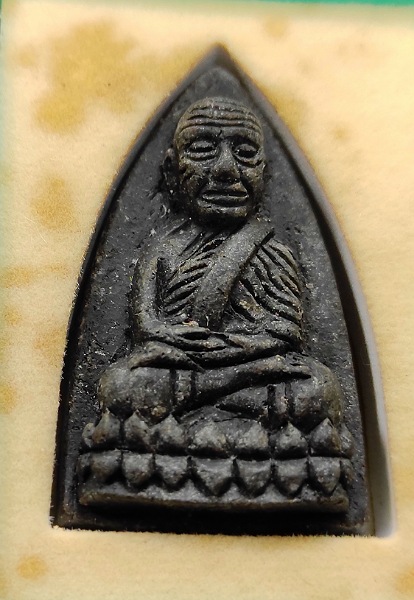 หลวงปู่ทวด ส.ก. เนื้อว่าน พิมพ์ใหญ่ ปี 44 หลังเข็มกลัดเงิน พร้อมกล่อง. (A)