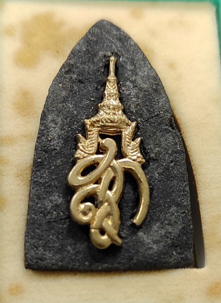 หลวงปู่ทวด ส.ก. เนื้อว่าน พิมพ์ใหญ่ ปี 44 หลังเข็มกลัดเงิน พร้อมกล่อง. (A)