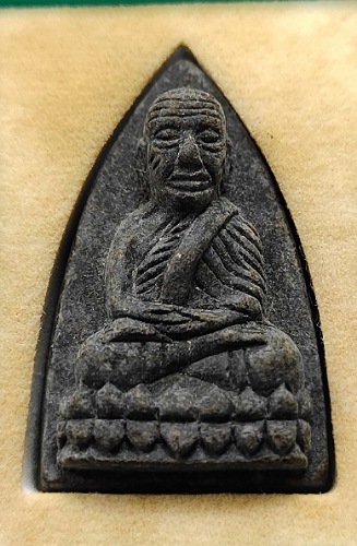 หลวงปู่ทวด ส.ก. เนื้อว่าน พิมพ์ใหญ่ ปี 44 หลังเข็มกลัดเงิน พร้อมกล่อง. (B)