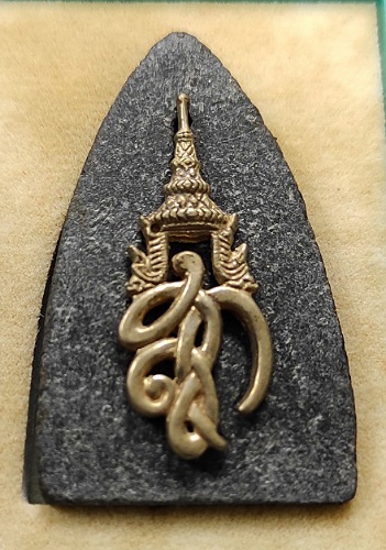 หลวงปู่ทวด ส.ก. เนื้อว่าน พิมพ์ใหญ่ ปี 44 หลังเข็มกลัดเงิน พร้อมกล่อง. (B)