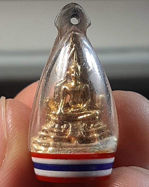 พระพุทธชินราช เลี่ยมเก่าฐานลายธงชาติ ///211