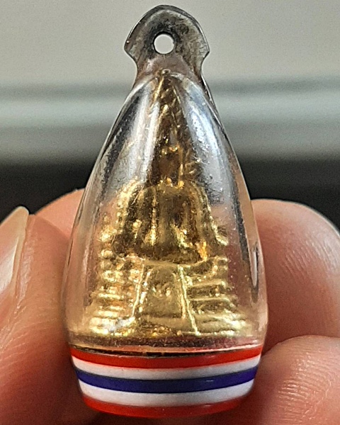 พระพุทธชินราช เลี่ยมเก่าฐานลายธงชาติ ///211