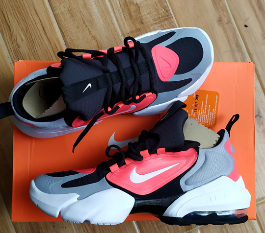 ของใหม่ ป้ายห้อย ในช็อป 4,200.- รองเท้า NIKE AIR สวยๆเลย