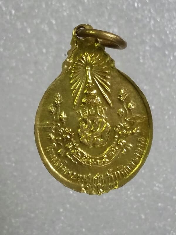 เหรียญเล็กหลวงปู่แหวนหลัง ภปร  เนื้อ กะไหล่ทอง ปี๒๑  เคาะเดียวครับ