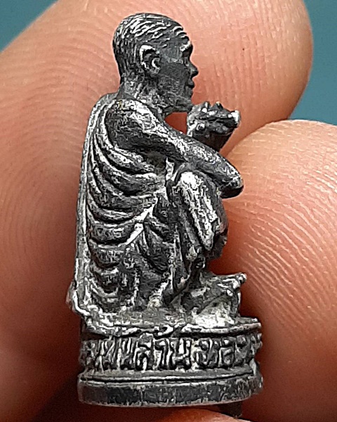 หลวงพ่อคูณเสาร์ห้า คูณพันล้าน