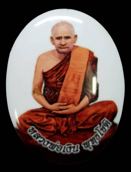 ล็อกเก็ตรูปเหมือน หลวงพ่อเงิน วัดบางคลาน หลังฝังตะกรุด 3 แถว และฝังเม็ดอัญมณี 3 สี รุ่นสร้างเจดีย์