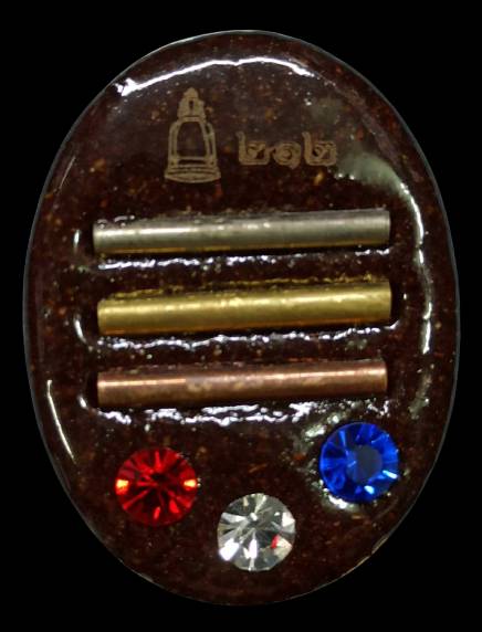 ล็อกเก็ตรูปเหมือน หลวงพ่อเงิน วัดบางคลาน หลังฝังตะกรุด 3 แถว และฝังเม็ดอัญมณี 3 สี รุ่นสร้างเจดีย์