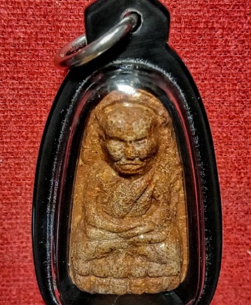 หลวงปู่ทวด วัดห้วยมงคล รุ่นมหามงคล ปี49 เนื้อว่านสบู่เลือด+เสน่ห์จันทร์แดง หลังข้าวสารหิน.เคาะเดียว.