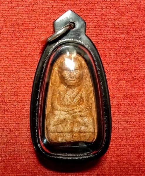 หลวงปู่ทวด วัดห้วยมงคล รุ่นมหามงคล ปี49 เนื้อว่านสบู่เลือด+เสน่ห์จันทร์แดง หลังข้าวสารหิน.เคาะเดียว.