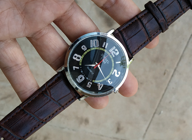 นาฬิกา DIESEL TIME ของแท้ หน้าปัดสวย พื้นดำวงเหลืองหลักเลขเงิน สายหนังใหม่ๆเลย