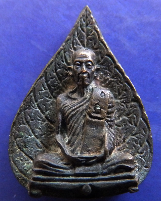 3.รูปเหมือนใบโพธิ์ หลวงปู่โต๊ะ วัดประดู่ฉิมพลี พ.ศ. 2523 พร้อมกล่องเดิม ตอกโค้ด