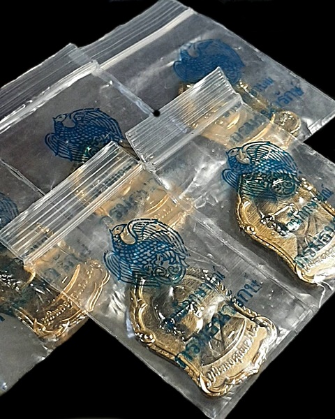 เหรียญ 6 รอบในหลวงร้อยใจปวงประชาร่วมใจมาบริจาคโลหิต ปี 2541-2542 5เหรียญพร้อมซองเดิม
