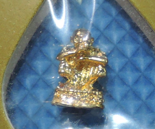 รูปหล่อลอยองค์ พิมพ์จิ๋ว หลวงพ่อคูณ ปริสุทโธ รุ่น คูณเศรษฐี วัดบ้านไร่ ปี37 ซองเดิม รวม 2 องค์