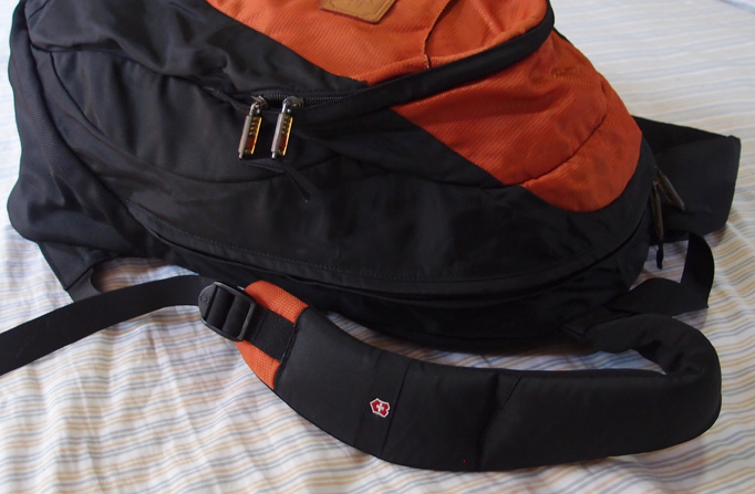 N เป้ VICTORINOX ของแท้ แบรนด์ดังสวิสเซอร์แลนด์ สีดำ-ส้ม ช่องเยอะ ใส่ของจุใจ น้ำหนักเบา