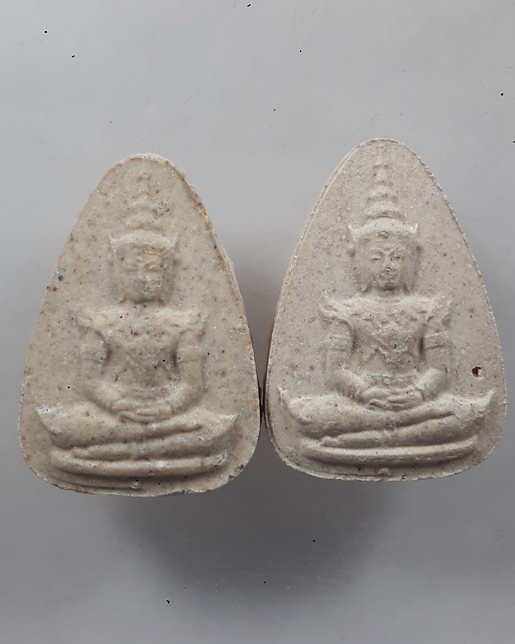 " พระผงหยก สว. (90 พรรษา สมเด็จย่า) พระผสมหยกพระแก้วมรกต วัดพระแก้ว จ.เชียงราย หลังสว.สมเด็จย่า ปี 2