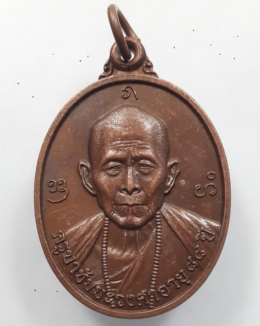 " ครูบาชัยยะวงค์ศา วัดพระพุทธบาทห้วยต้ม จ.ลำพูน หลังพระครูมนตรี วัดพระธาตุสุโทนฯ จ.แพร่ "