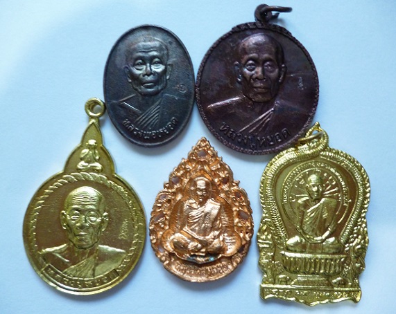 เคาะเดียว 400 บาท  เหรียญหลวงพ่อหยอด ปี2534 และปี2537  วัดแก้วเจริญ  จ.สมุทรสงคราม จำนวน 5 องค์