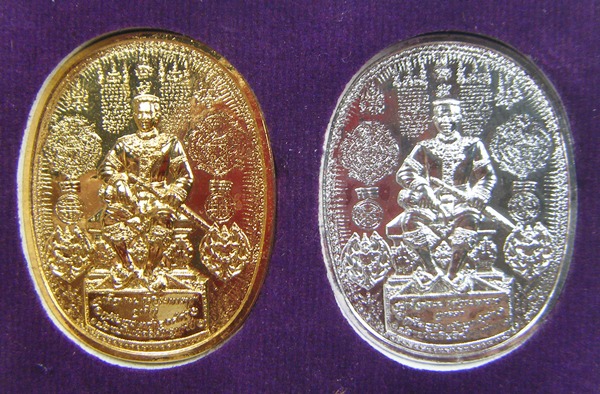 สมเด็จพระนเรศวรมหาราช เหรียญนั่งบัลลังค์ใหญ่ กะไหล่เงิน,ทอง 2 เหรียญสวยเดิมพร้อมกล่องครับ