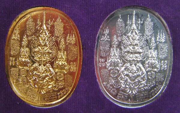 สมเด็จพระนเรศวรมหาราช เหรียญนั่งบัลลังค์ใหญ่ กะไหล่เงิน,ทอง 2 เหรียญสวยเดิมพร้อมกล่องครับ