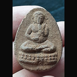 พระปิดตาหลังยันต์ เนื้อผง ไม่ทราบที่