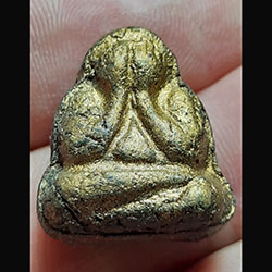 พระปิดตาหลังยันต์ เนื้อผง ไม่ทราบที่