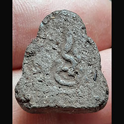 พระปิดตาหลังยันต์ เนื้อผง ไม่ทราบที่