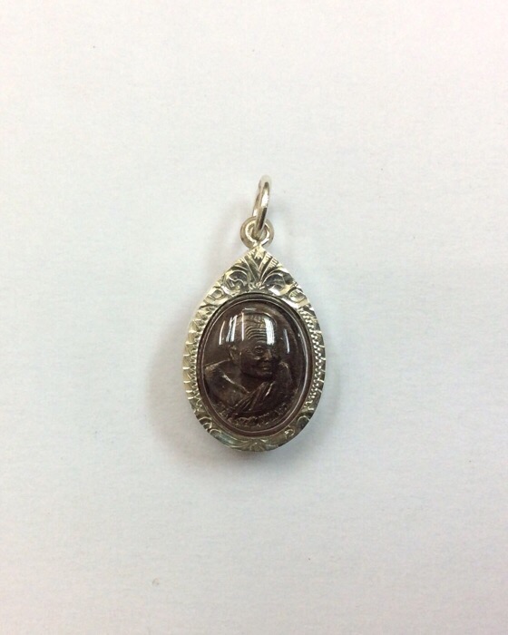 เหรียญหลวงปู่ทวด พิมพ์เม็ดแตง วัดห้วยมงคล ปี52 เลี่ยมกรอบเงินแท้