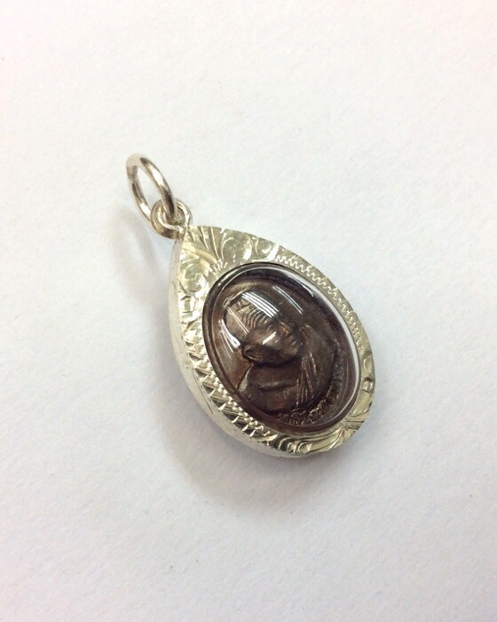 เหรียญหลวงปู่ทวด พิมพ์เม็ดแตง วัดห้วยมงคล ปี52 เลี่ยมกรอบเงินแท้