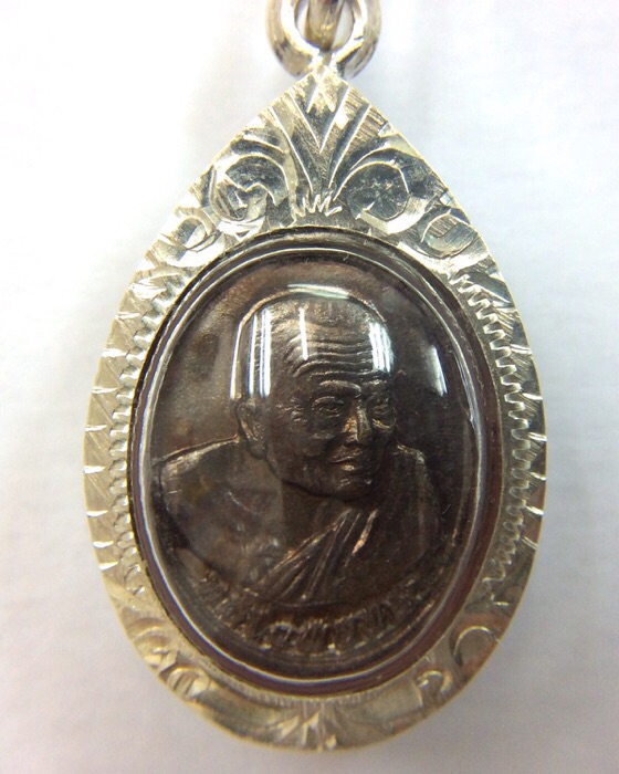 เหรียญหลวงปู่ทวด พิมพ์เม็ดแตง วัดห้วยมงคล ปี52 เลี่ยมกรอบเงินแท้