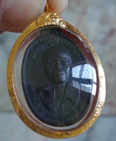 	HOT HOT HOT เหรียญหลวงพ่อคูณ ปี2517 บล็อคนิยม 5แตก จำนวนสร้างน้อย หายาก เลี่ยมทองคำ พร้อมบัตรพระแท้