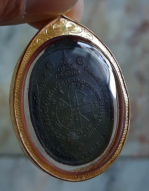 	HOT HOT HOT เหรียญหลวงพ่อคูณ ปี2517 บล็อคนิยม 5แตก จำนวนสร้างน้อย หายาก เลี่ยมทองคำ พร้อมบัตรพระแท้