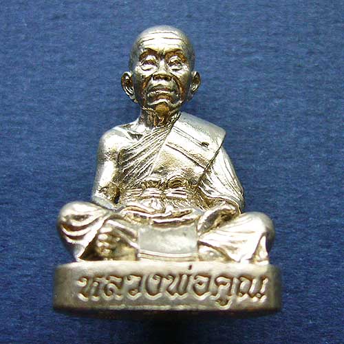 T9.3 รูปหล่อ หลวงพ่อคูณ รุ่นอุดมโภคทรัพย์ คูณ 90 วัดบ้านไร่ เนื้ออัลปาก้า