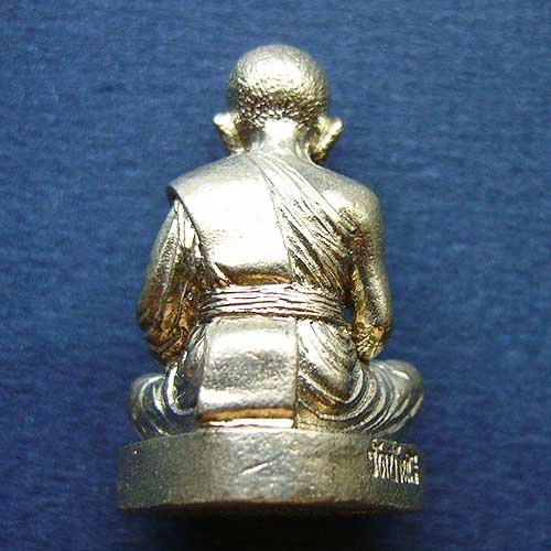 T9.3 รูปหล่อ หลวงพ่อคูณ รุ่นอุดมโภคทรัพย์ คูณ 90 วัดบ้านไร่ เนื้ออัลปาก้า